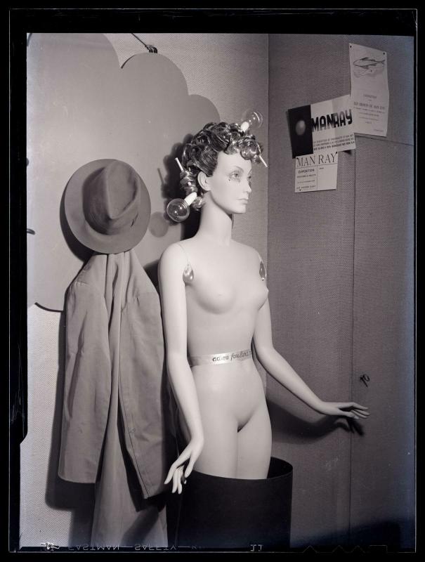 Man Ray (Emmanuel Radnitzky, dit), Exposition internationale du surréalisme, mannequin de Man Ray 1938 