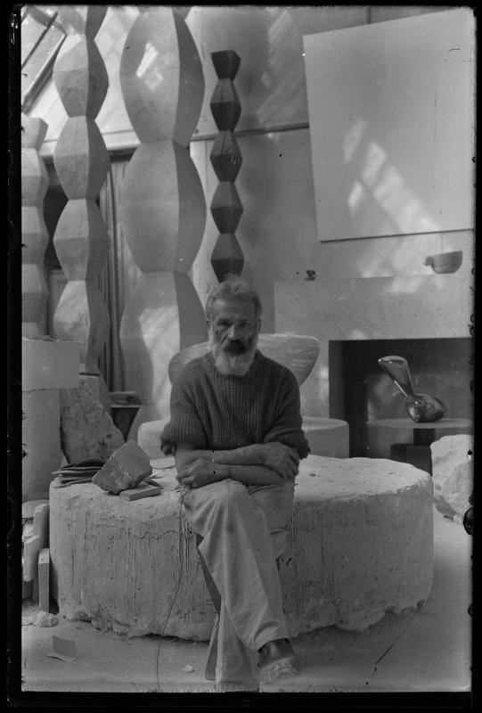 Constantin Brancusi, Autoportrait dans l'atelier : les Colonnes sans fin I à IV, Le Poisson (1930), Leda (1926) vers 1934 