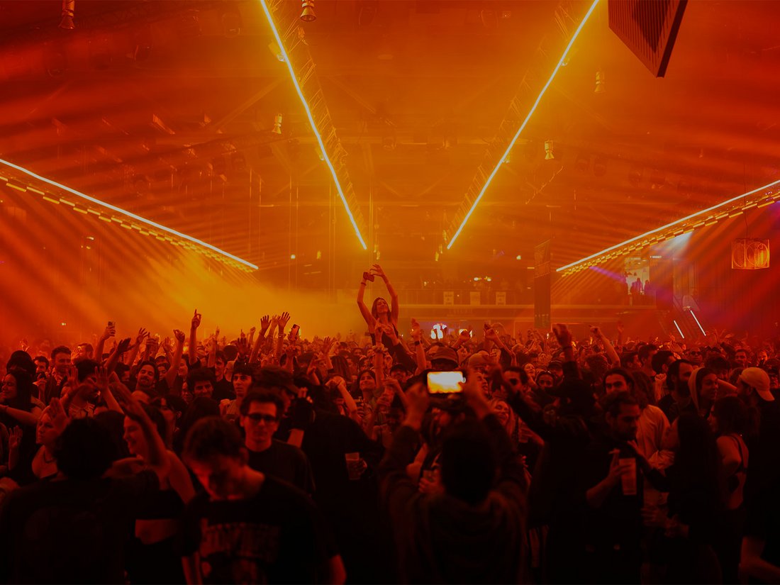 Dans le forum du Centre Pompidou transformé en dancefloor géant, les corps se pressent sous des faisceaux lumineux orange, bleus et roses, rythmés par la musique électronique. Le portrait suspendu de Georges Pompidou plane comme un clin d’œil symbolique à l’origine du lieu. L’ambiance est survoltée, entre hommage institutionnel et transe collective. "Because Beaubourg" réinvente le musée en temple de la fête et de la liberté culturelle.