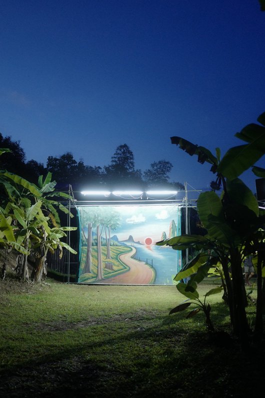 Exposition "Apichatpong Weerasethakul" : affiche : screenshot du film "On Blue"