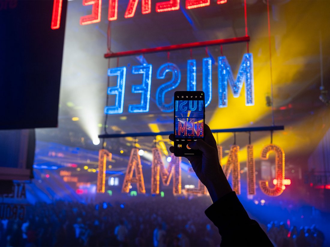 Dans le forum du Centre Pompidou transformé en dancefloor géant, les corps se pressent sous des faisceaux lumineux orange, bleus et roses, rythmés par la musique électronique. Le portrait suspendu de Georges Pompidou plane comme un clin d’œil symbolique à l’origine du lieu. L’ambiance est survoltée, entre hommage institutionnel et transe collective. "Because Beaubourg" réinvente le musée en temple de la fête et de la liberté culturelle.
