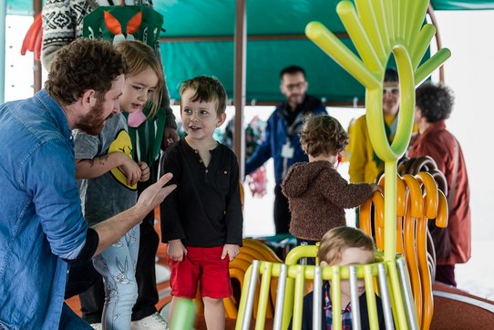 Enfants dans l'installation Saule et les hooppies