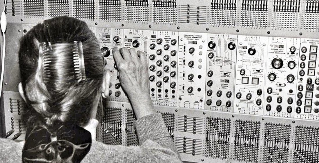 Portrait d'Éliane Radigue avec son synthétiseur, vers 1975, par Yves Arman