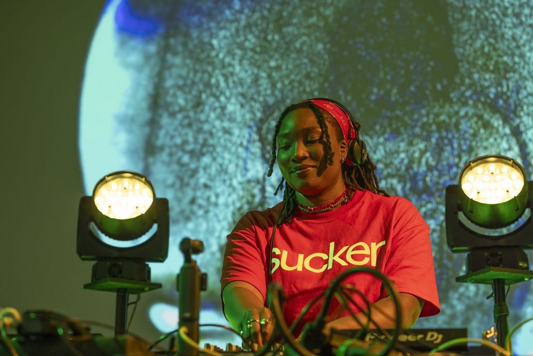 Portrait en buste de la DJ Kokoprisci