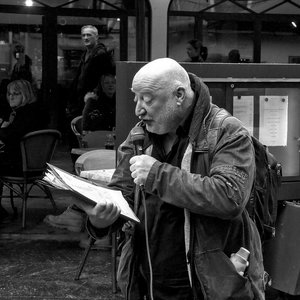 Charles Pennequin faisant une performance dans la rue