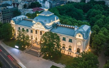 Musée national des beaux-arts de Lettonie, Riga, partenaire du programme Constellation du Centre Pompidou, Paris : vue aérienne de nuit
