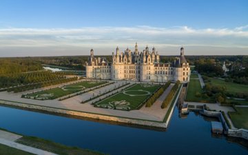 Château de Chambord, festival Ar(t)chipel, partenaire du programme Constellation du Centre Pompidou : vue aérienne du château et ses jardins
