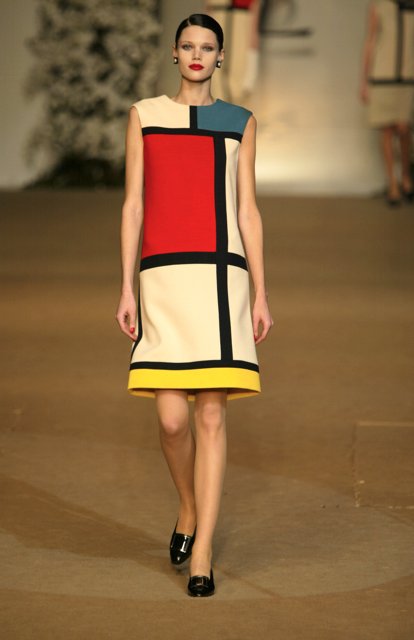 Robe de cocktail portée par Diana Gaertner. Hommage à Piet Mondrian. Collection haute couture automne-hiver 1965. © Yves Saint Laurent © Guy Marineau