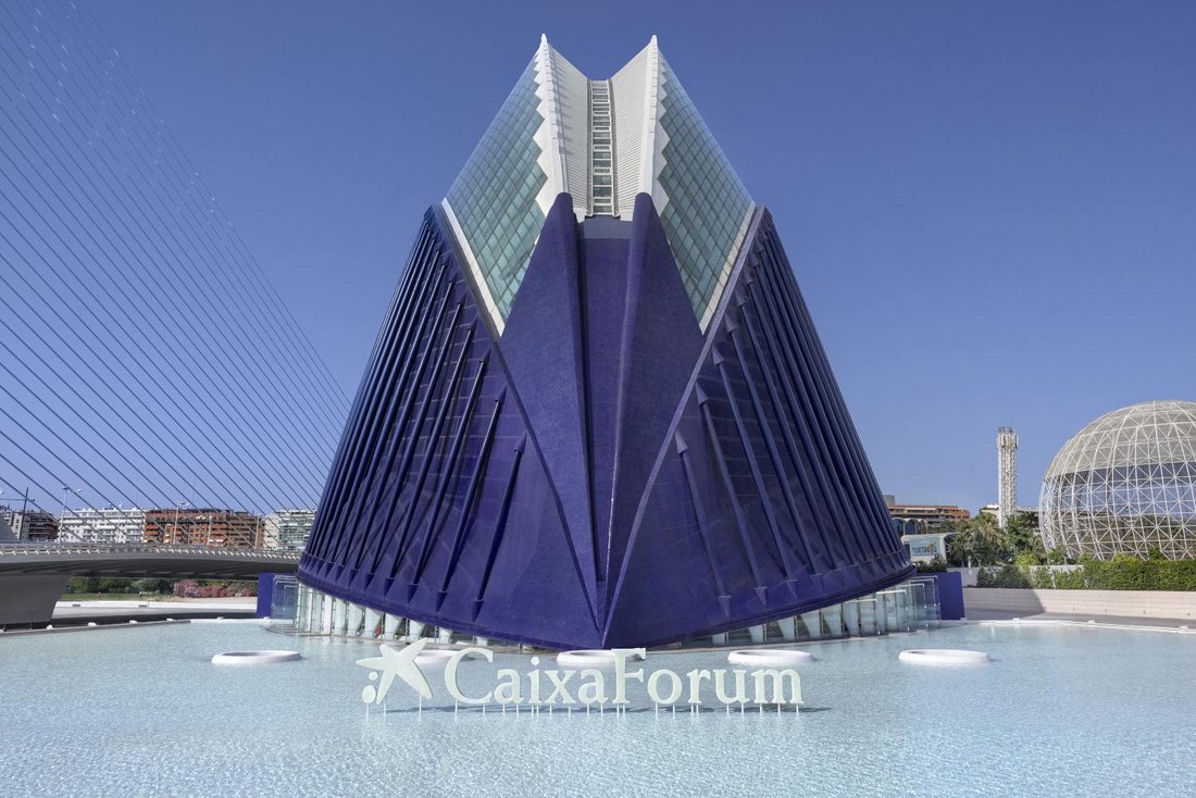 CaixaForum València : vue de la façade arrière et du plan d'eau
