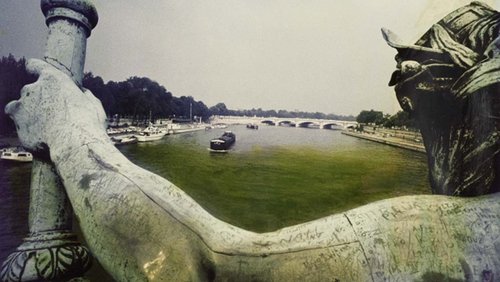 Photographie de la Seine à Paris colorée de "vert Uriburu" par l'artiste Nicolás García Uriburu