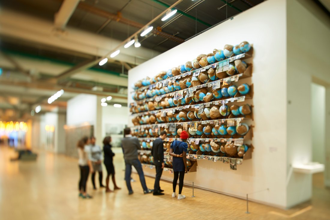Portrait d'un groupe de visiteurs devant une œuvre de Thomas Hirschhorn, "Outgrowth" exposée dans le Musée national d'art moderne, Centre Pompidou