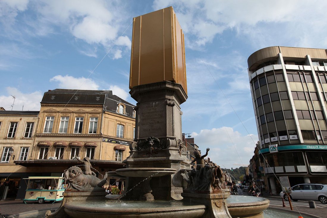 Hassan Darsi, « Point zéro », projet réalisé à Charleville-Mézières, France, 2014 Coffrage en bois et adhésif doré