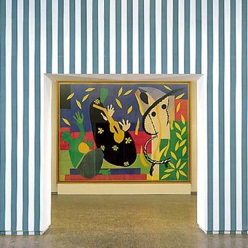 La collection du Centre Pompidou : détail d'uns installation de Daniel Buren devant une œuvre de Matisse
