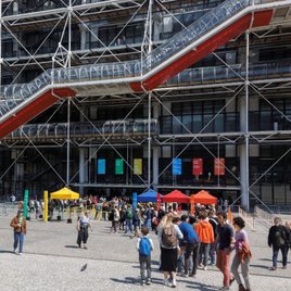 Centre Pompidou, Paris : l'entrée principale sur la Piazza