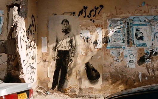 Mahmoud Darwich : portrait dessiné par Ernest Pignon Ernest sur le mur d'une ville palestinienne