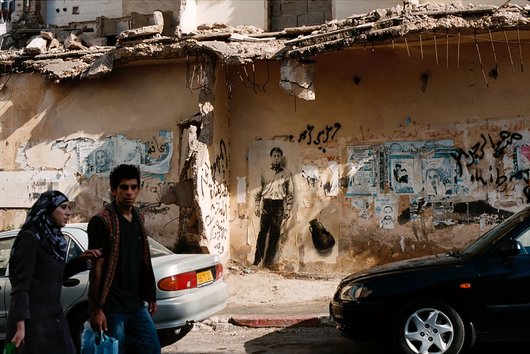 Mahmoud Darwich : portrait dessiné par Ernest Pignon Ernest sur le mur d'une ville palestinienne