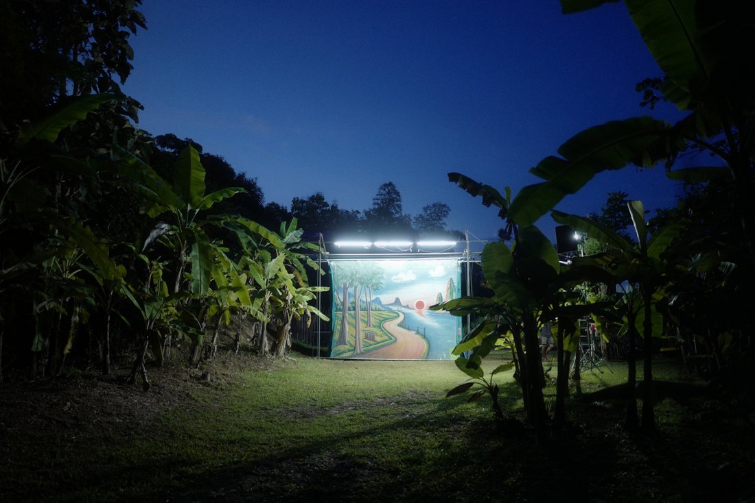 Rétrospective "Apichatpong Weerasethaku" : affiche : screenshot du film "On Blue"