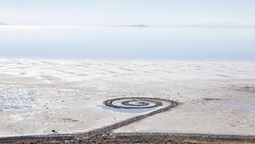 Spiral Jetty de l'artiste Robert Smithson : spirale faite de galets et entourée d'eau rose.