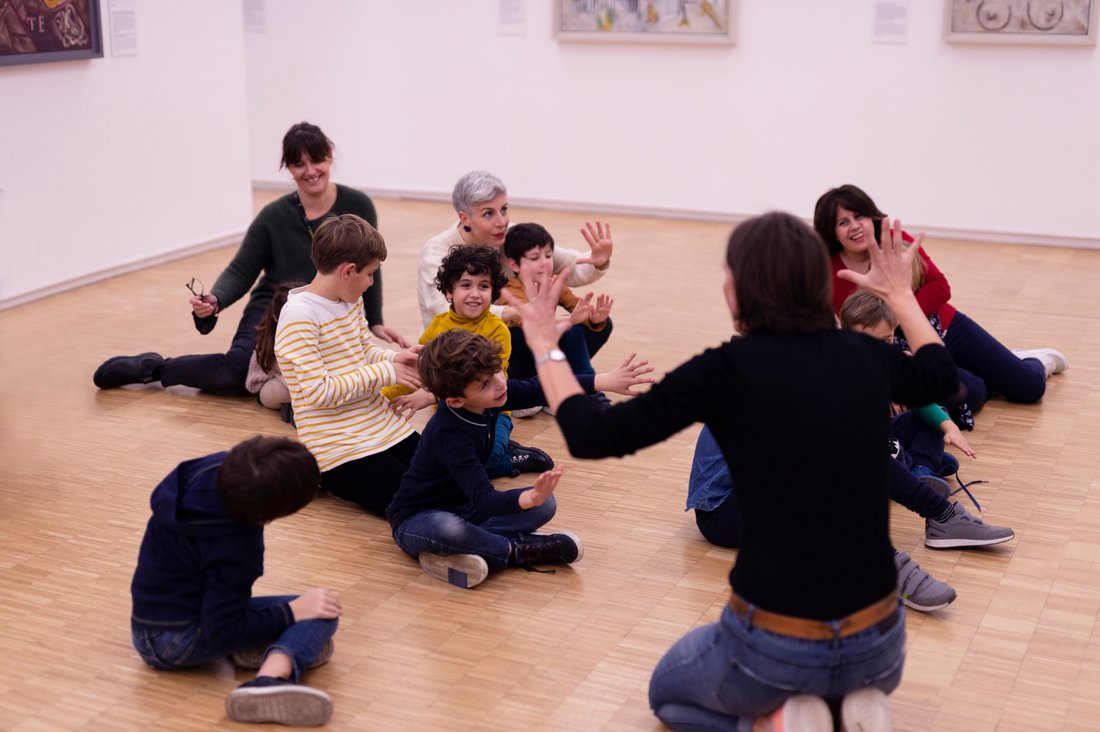 Familias y jóvenes en el Museo