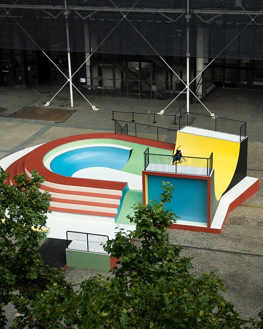 Raphaël Zarka, "Cycloïde Piazza", 2024 : Vue de la sculpture sur la Piazza du Centre Pompidou