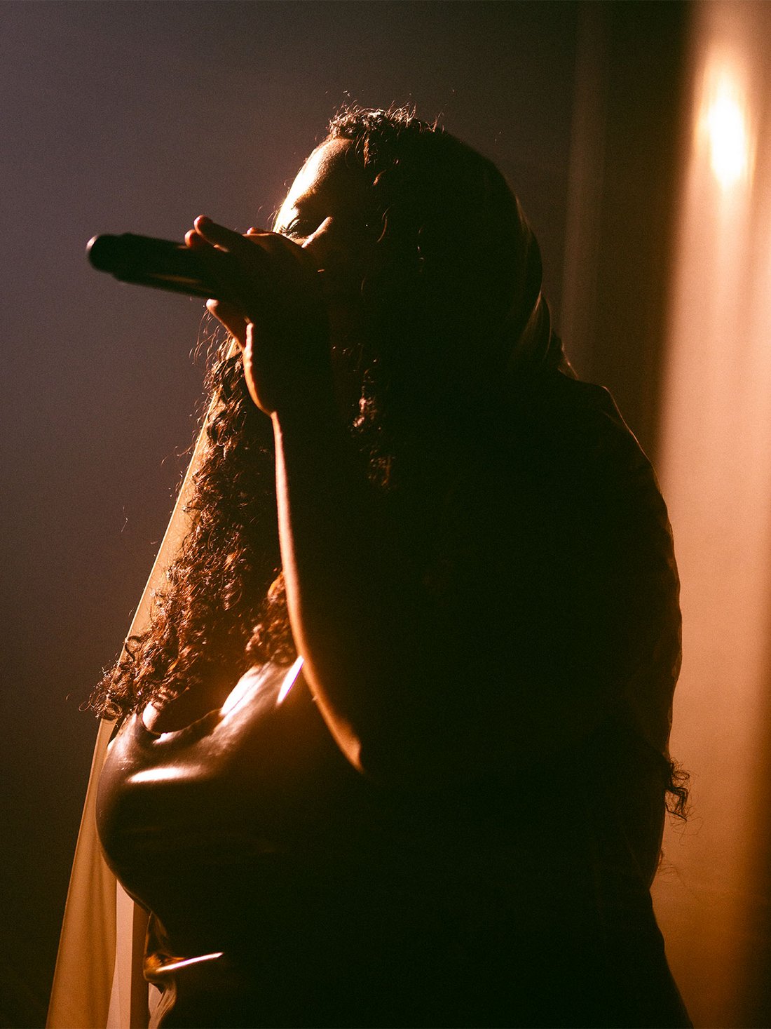 Dans une lumière dorée et tamisée, Shygirl captive le public lors de "Because Beaubourg". Drapée d’ombres et de mystère, elle incarne une sensualité maîtrisée et magnétique. Son interprétation, soutenue par une scénographie minimaliste et chaude, transforme l’espace du Centre Pompidou en un écrin intimiste, où la voix et la présence scénique deviennent les véritables projecteurs.