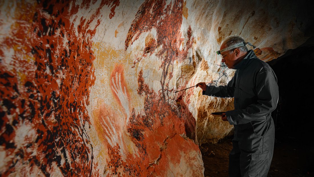 Emmanuel Guibert dessinant sur un mur