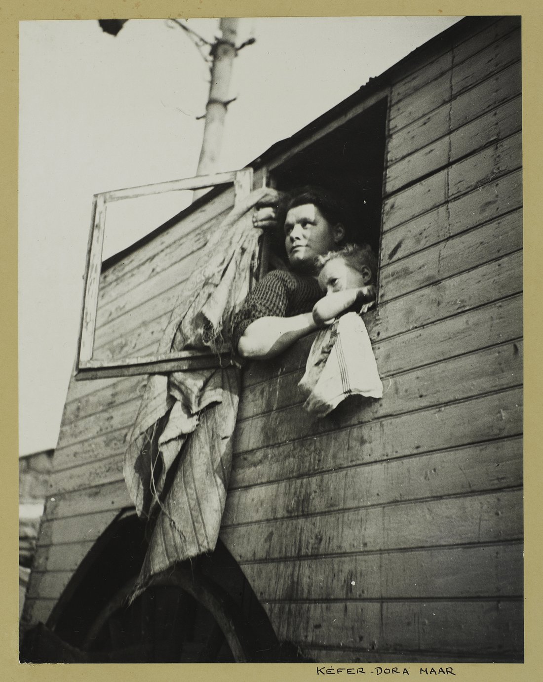 Dora Maar, « Sans titre (femme à la fenêtre) », vers 1935 © Adagp, Paris 2018, photo © Centre Pompidou, MNAM-CCI/Philippe Migeat/Dist. RMN-GP