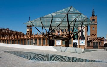 CaixaForum Barcelone, partenaire du programme Constellation du Centre Pompidou : détail de la façade d'entrée