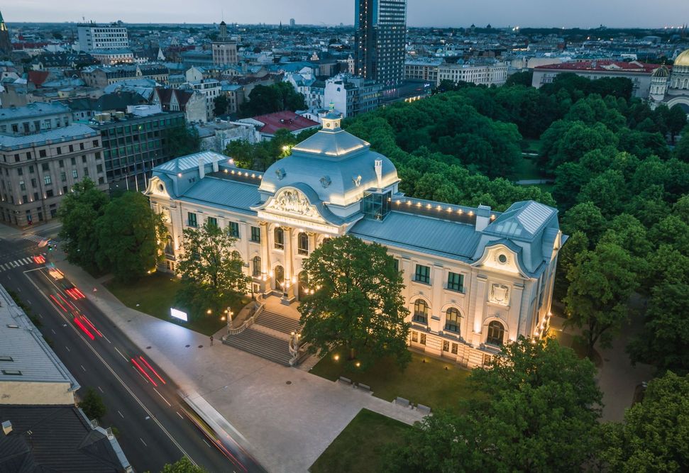 Musée national des beaux-arts de Lettonie : Extérieur, vue aérienne, de nuit