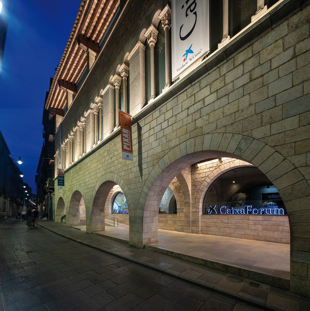 CaixaForum Girona : vue du porche la nuit