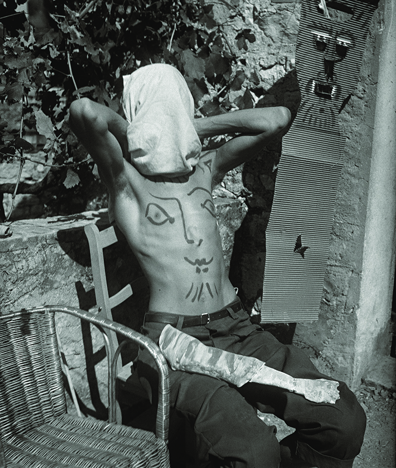 Robert Picault Jean Gonnet, le visage caché et le torse peint sur le tournage du film « La mort de Charlotte Corday » de Picasso et Frédéric Rossif, dans la cour de l'atelier du Fournas, Vallauris, en 1950 tirage non daté, épreuve gélatino-argentique  11 X 6 cm © Succession Picasso 2023, photo  © Dist. Rmn-Gp, © Musée national Picasso-Paris