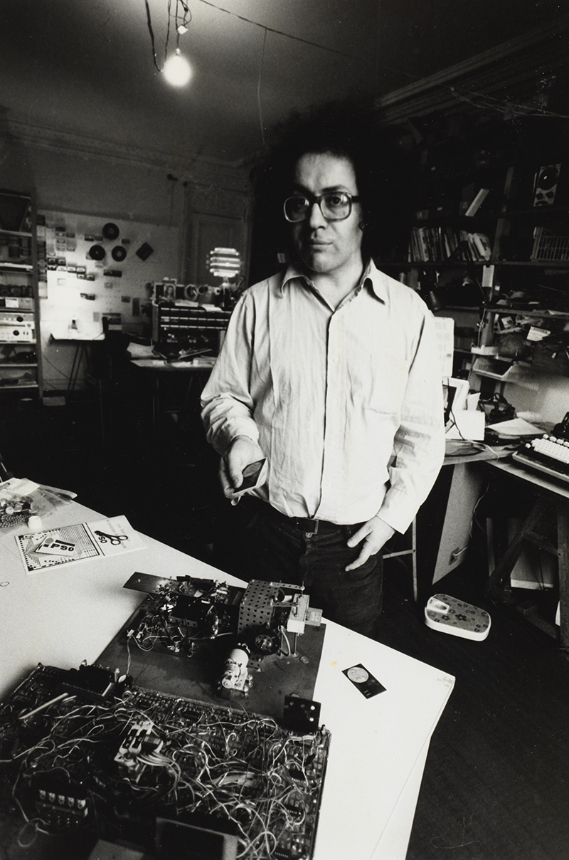 Roland Moreno dans son bureau dans les années 1970. Collection personnelle © photo@centrepompidou