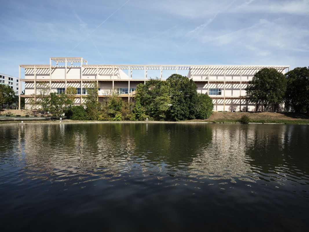 Façade du Centre Pompidou Francilien, Massy, donnant sur le Lac de la Blanchette
