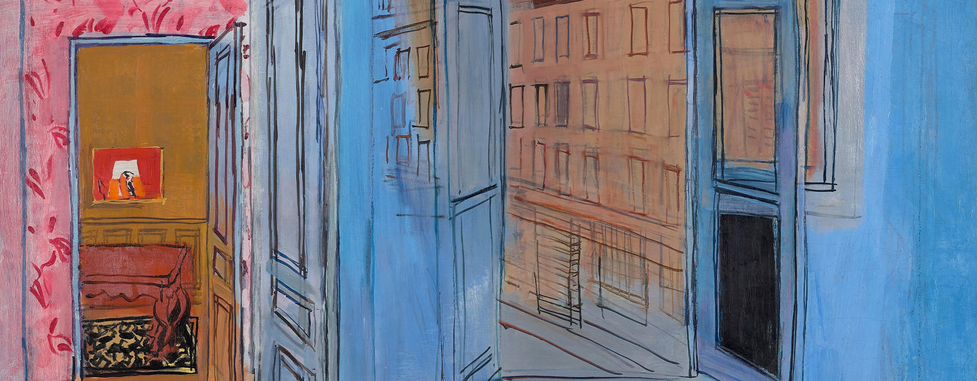 Cette peinture signée Raoul Dufy représente l’intérieur de son atelier situé au 5, impasse Guelma, à Paris. La scène se déploie en une composition architecturale complexe, où les portes ouvertes, les fenêtres et les cadres s’imbriquent comme un jeu de perspectives successives. À gauche, les murs sont habillés de papiers peints floraux rouges sur fond rose, et un couloir mène vers une pièce plus chaude, baignée d’ocre, où une toile rouge sur un chevalet semble capter le regard. Au sol, un tapis orné de motifs floraux renforce la sensation de confort intime. La partie droite du tableau s’ouvre sur un espace baigné de bleu clair, dominé par la lumière qui entre par une verrière ouverte sur la ville. Les immeubles parisiens se reflètent à travers les vitres dans des tons orangés, créant un contraste vibrant avec les murs bleutés de l’atelier. Au premier plan, une petite table ronde porte une palette, seul élément circulaire au sein de cette composition orthogonale. Ce tableau est à la fois un portrait mental de Dufy et un manifeste de son art : lumière, couleurs franches, géométrie vivante et ouverture sur l’extérieur. Le bleu, couleur signature du peintre, devient ici un climat à part entière, capable d’absorber les autres teintes sans les éteindre, et de faire circuler la vie dans un espace sans figure humaine mais profondément habité.
