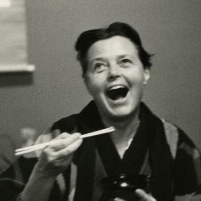 Portrait de Charlotte Perriand au Japon en 1955, en kimono, attablée