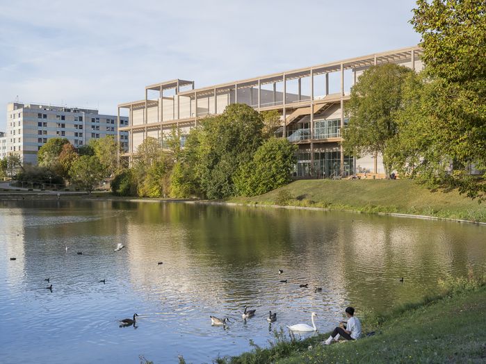 Centre Pompidou Francilien, Massy : la façade et son escalier en bois, depuis le lac de Lac de la Blanchette