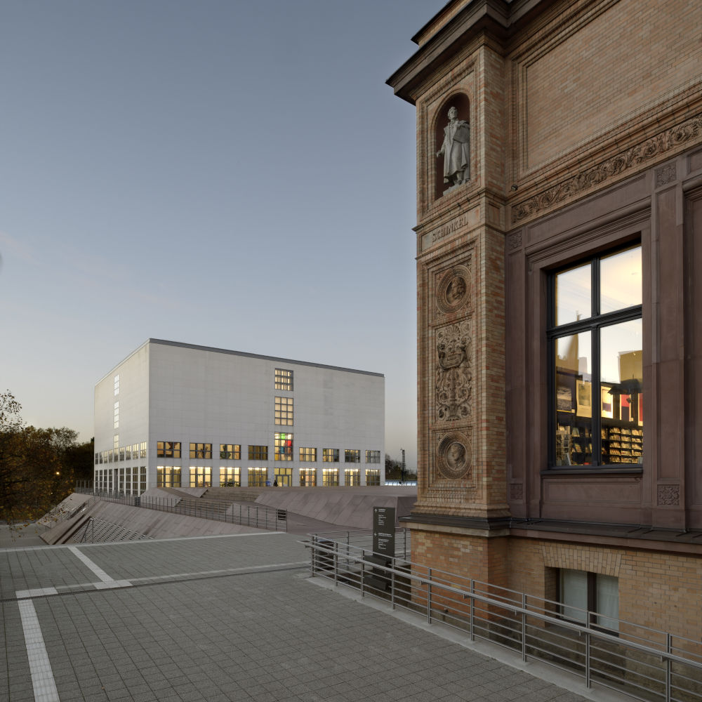 La Galerie der Gegenwart faisant face au bâtiment historique de la Hamburger Kunsthalle