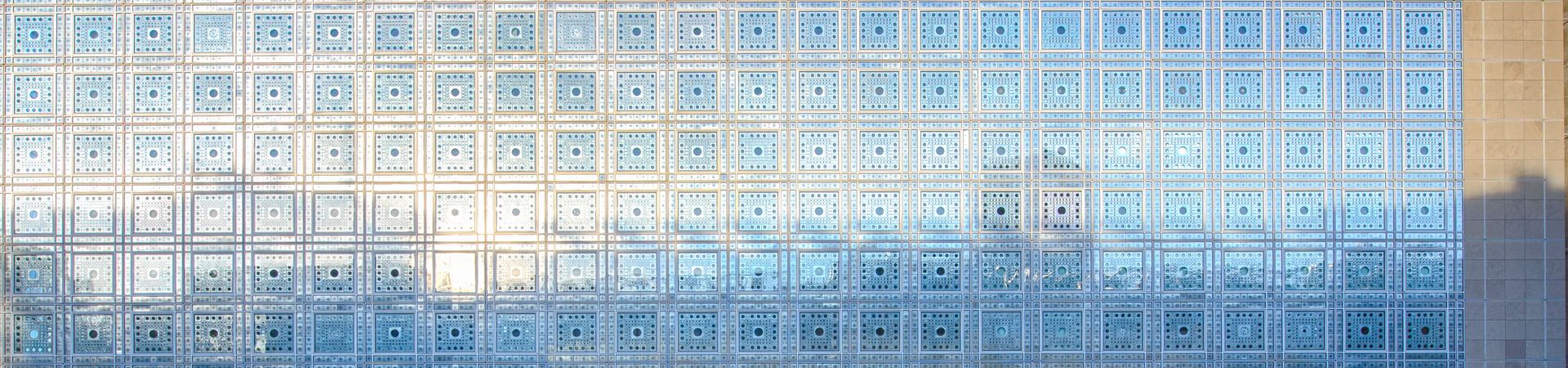 Institut du monde arabe, Paris : détail de la façade sud avec ses moucharabiehs