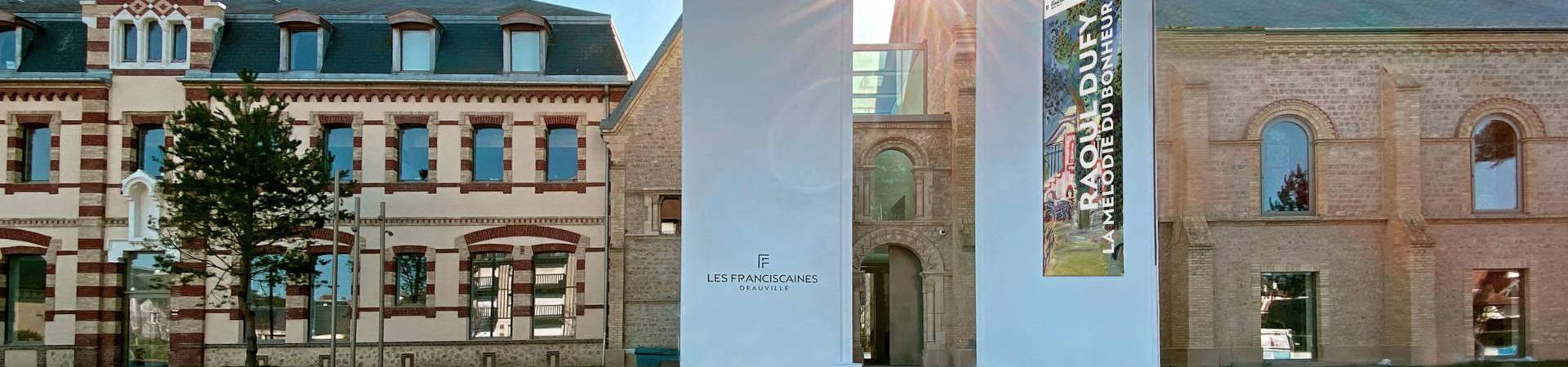 Les Franciscaines, Deauville : détail de la façade d'entrée
