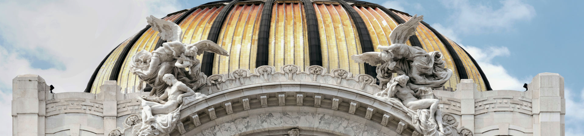 Palacio de Bellas Artes, Mexico : détail de la corniche sculptée et de la coupole dorée