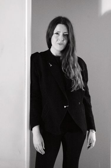 Portrait de la curatrice Juliette Desorgues, en noir et blanc