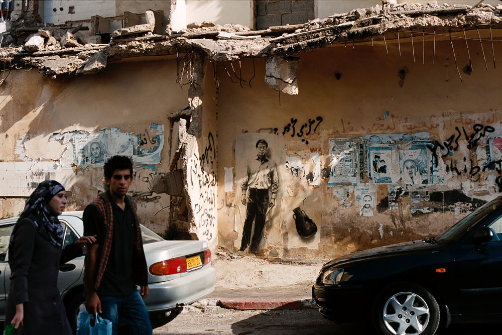 Mahmoud Darwich : portrait dessiné par Ernest Pignon Ernest sur le mur d'une ville palestinienne