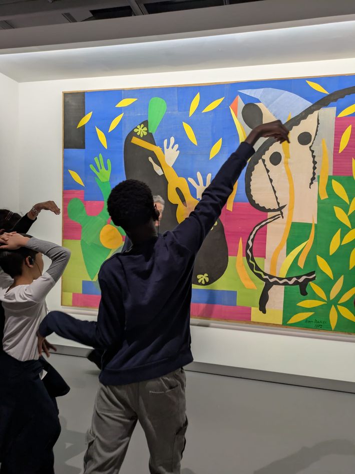 Visite de l'exposition "Matisse 1941-1954", Grand Palais x Centre Pompidou : enfants devant "La Tristesse du roi" de Matisse