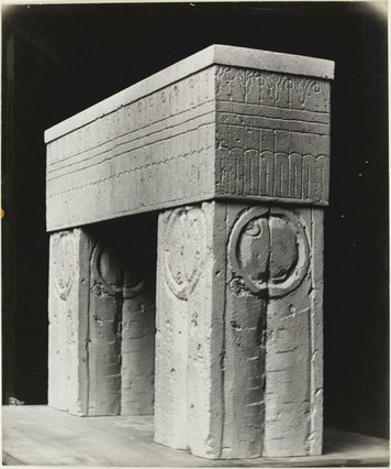 Constantin Brancusi, Vue de trois quarts de la maquette de la Porte du Baiser 1935 - 1937 