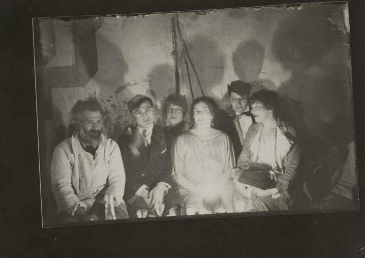 Brancusi reçoit Tristan Tzara, Berenice Abbott, Mina Loy, Jane Heap et Margaret Anderson dans son atelier, vers 1921-1922 Epreuve gélatino-argentique, 12,7 x 18 cm © Succession Brancusi (Adagp) © Centre Pompidou, Mnam-Cci /Dist. Rmn-Gp